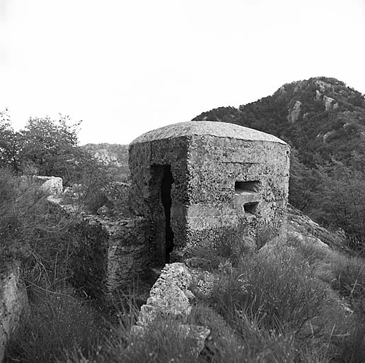 Sospel, ouvrage de la Baisse de Scuvion. ; Dessus de l'ouvrage. Tranchées maçonnées et blockhaus léger. Derrière, le mont Razet.