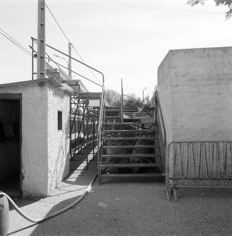 Guichets et accès aux gradins nord. Structure vue de l'ouest.