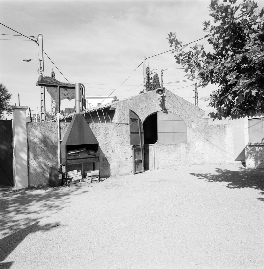 Vestiaires dans l'ancienne bergerie. Elévation et volume partiel vus de l'est.