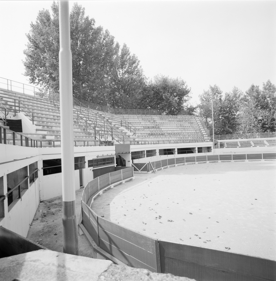 Galerie sous la tribune est. Vue de l'est.