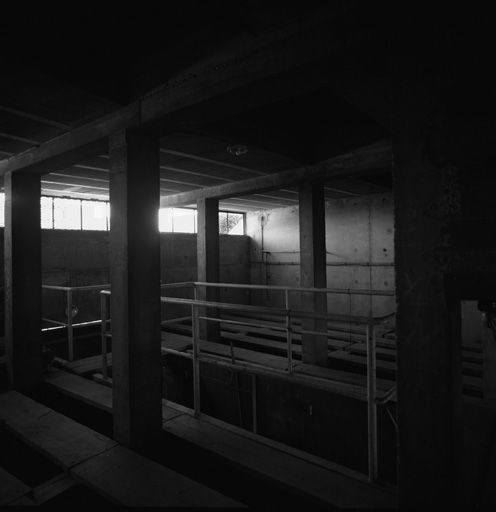 Partie supérieure des box et passerelle du toril. Vue de l'est.
