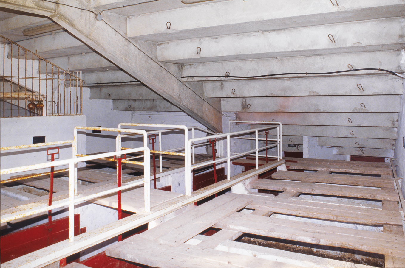 Intérieur du toril. Partie supérieure des box et passerelle centrale vus du sud.