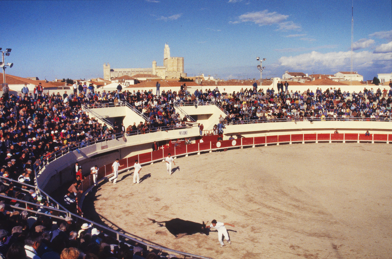 Volume partiel des gradins vus du sud avec public pendant la course camarguaise du 26 octobre 1994.