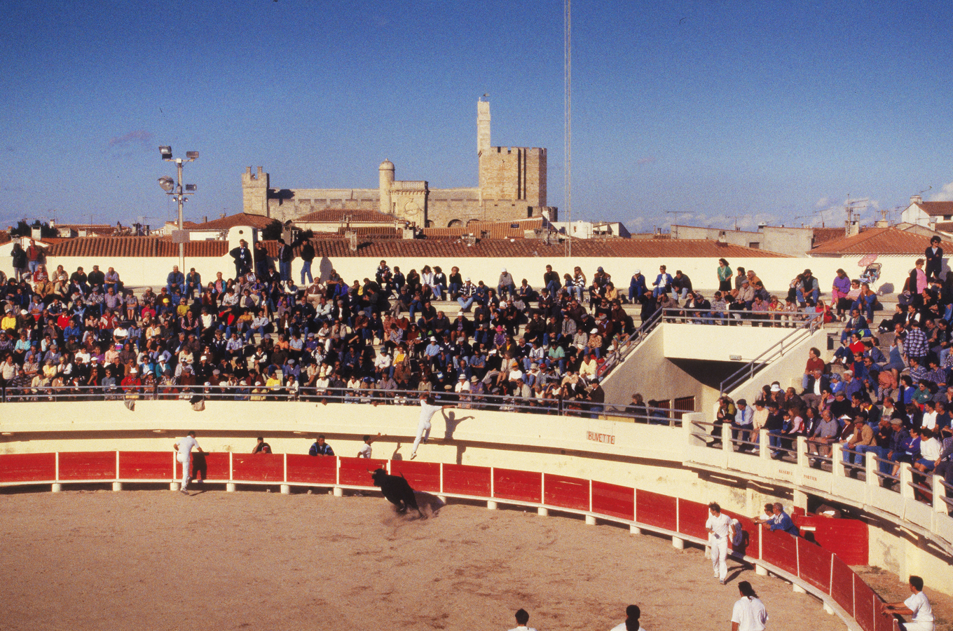 Partie est de la piste et des gradins pendant la course camarguaise du 26 octobre 1994. Volume partiel vu du sud.