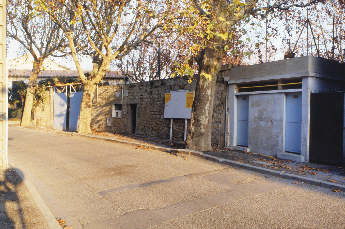 Mur d'enceinte et portail vus de l'ouest.