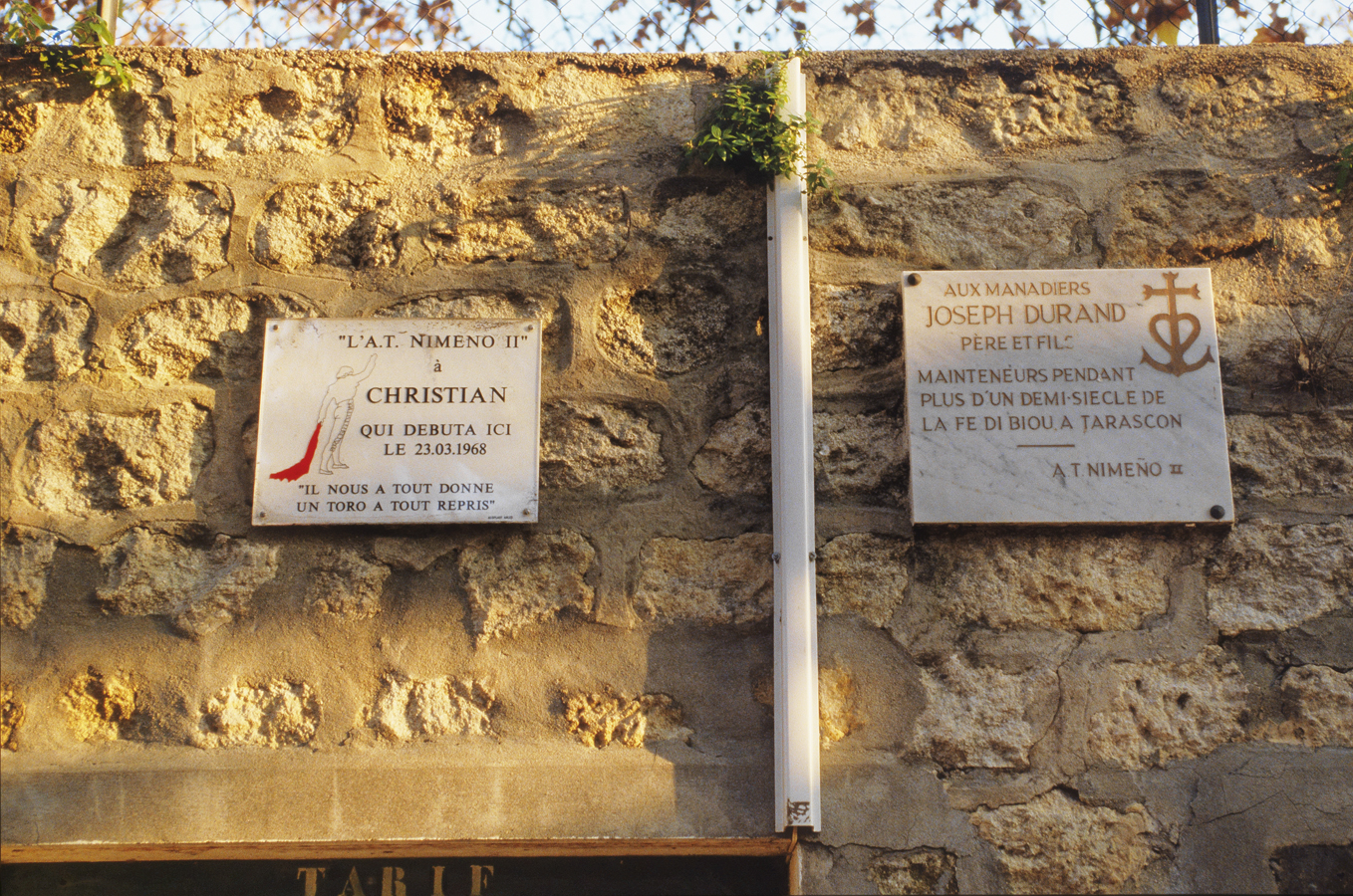 Mur d'enceinte et plaques commémoratives.