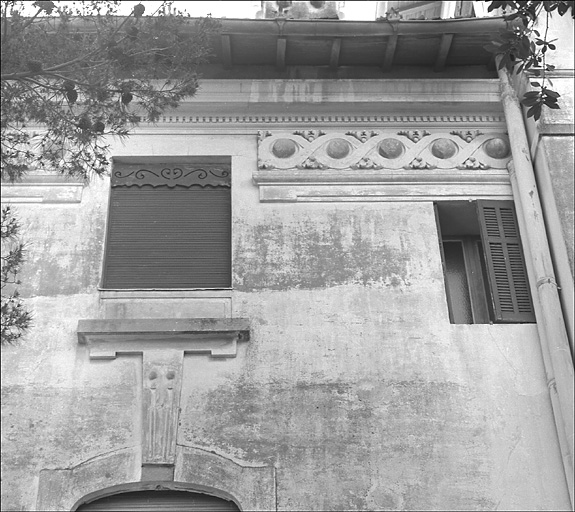 La frise d'entablement sur la façade latérale est. Détail.