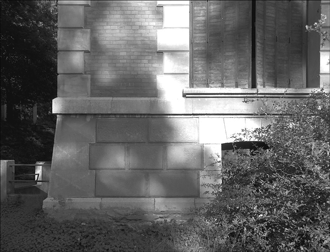 Villa. Appareil et faux-appareil sur l'angle ouest de la façade méridionale. Détail.