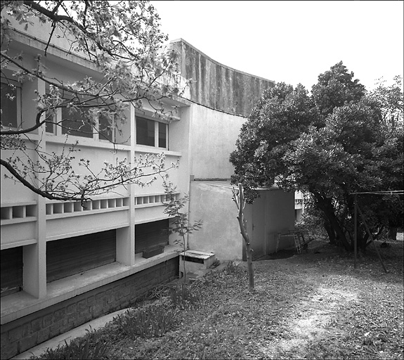 Le mur concave du volume d'entrée sur la façade nord.