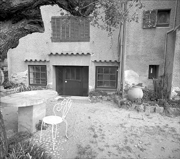 Vue de détail de l'entrée de la cuisine située au rez-de-chaussée, sur la façade nord.
