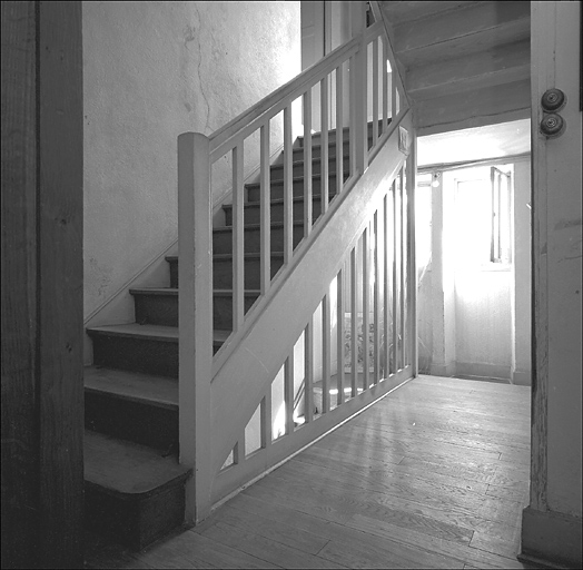 L'escalier entre le rez-de-chaussée et l'étage.