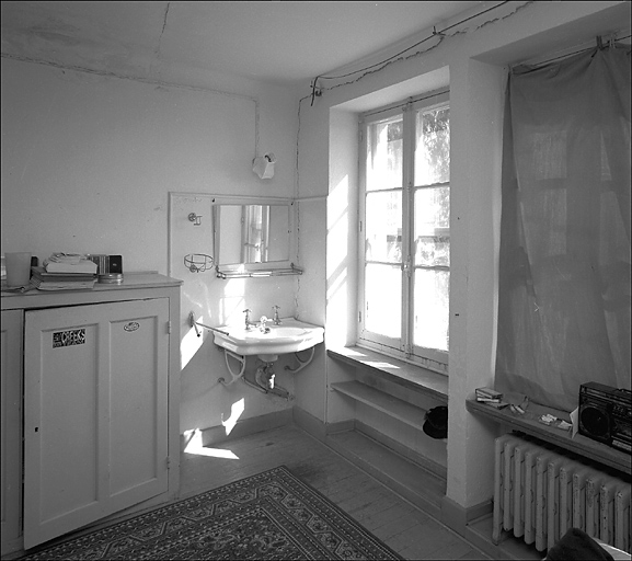 Coin toilette dans la chambre située à l'étage et ouvrant sur la façade sud.