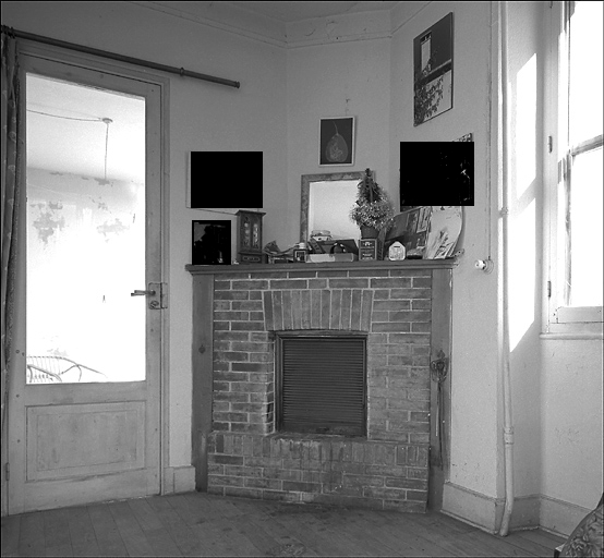 La cheminée d'angle dans le salon au rez-de-chaussée.