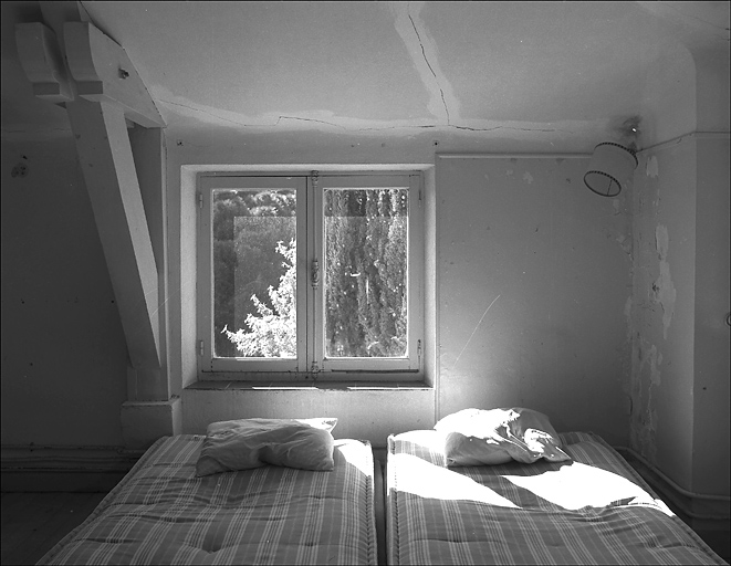 Elément de charpente apparent dans la chambre à l'étage, ouvrant sur la façade ouest.