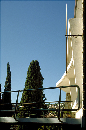 L'auvent au dessus de la porte d'entrée vue de profil, depuis l'est.