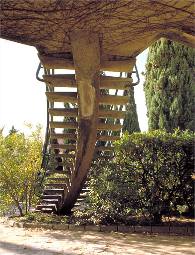 Vue du dessous de l'escalier en béton depuis le rez-de-chaussée.