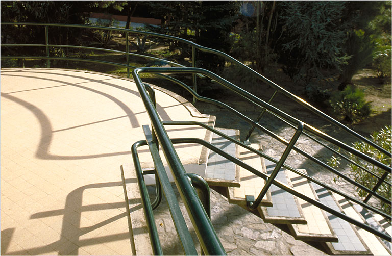L'extrémité de la terrasse et le départ de l'escalier.