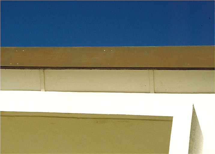 Détail. Le bandeau métallique couronnant la façade sud, au niveau de l'angle sud-est.