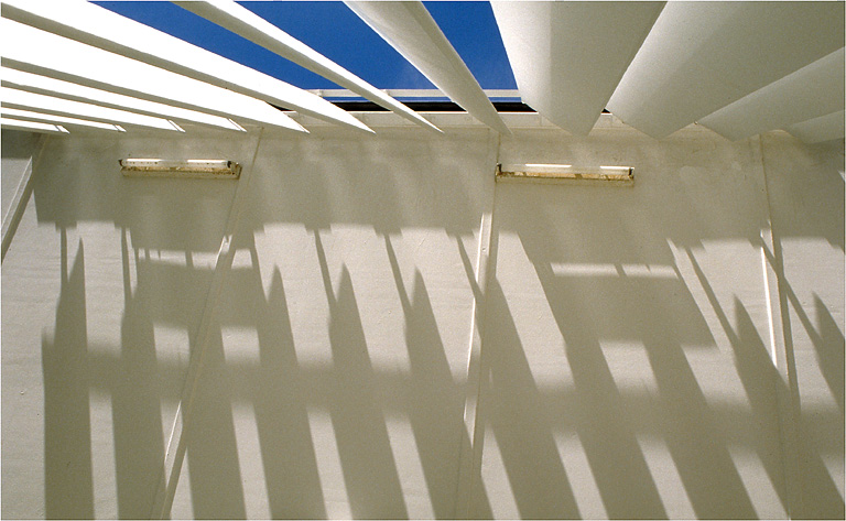 Détail. Les lames du pare-soleil du balcon depuis le sol.