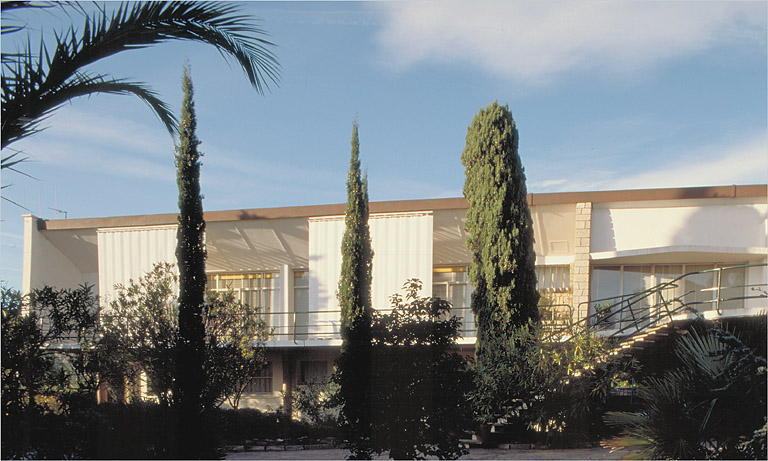La façade sud, depuis le sud.