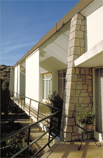 Le prolongement du mur de refend sur la façade sud, depuis la terrasse à l'est.