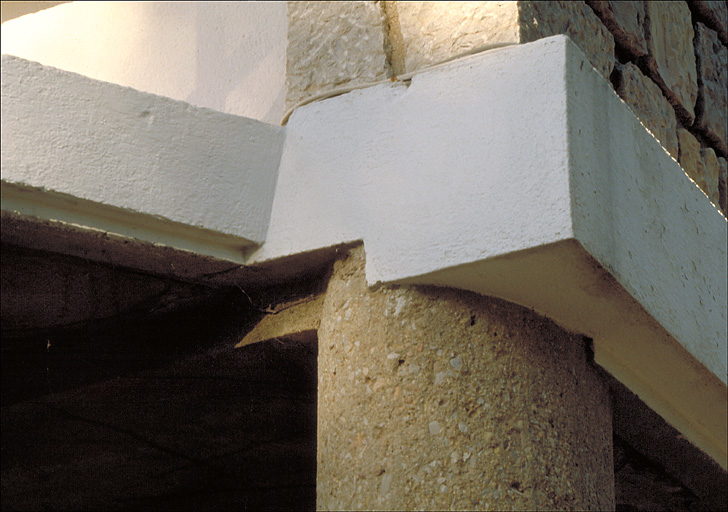 Détail: bandeau en maçonnerie sur piloti, à l'angle est de la façade sud.