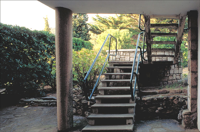 L'escalier donnant accés à la terrasse nord, depuis le sud.