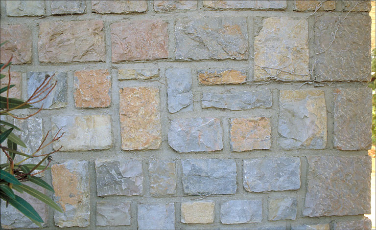 Détail: l'appareillage du mur au niveau du rez-de-chaussée, sur la façade ouest.