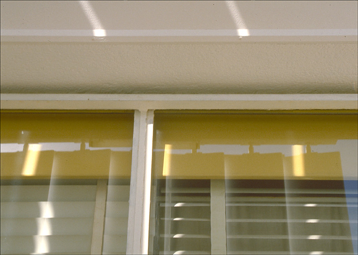 Pare-soleil horizontal situé au haut des baies ouvrant sur le balcon, sur la façade sud.