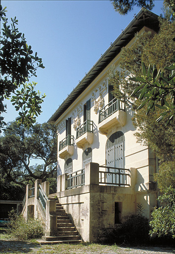 Vue perspective de la façade sud, depuis l'est.
