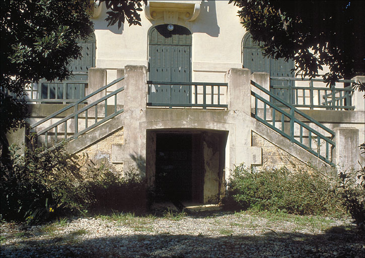 L'escalier sur la façade sud. 