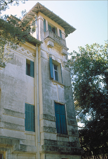 La tour belvédère sur la façade latérale est.