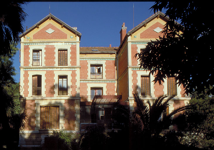 Villa. La façade sud. Vue d'ensemble depuis le jardin.