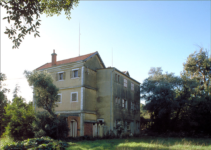 Villa. Les façades nord et est. Vue perspective depuis le jardin à l'est.