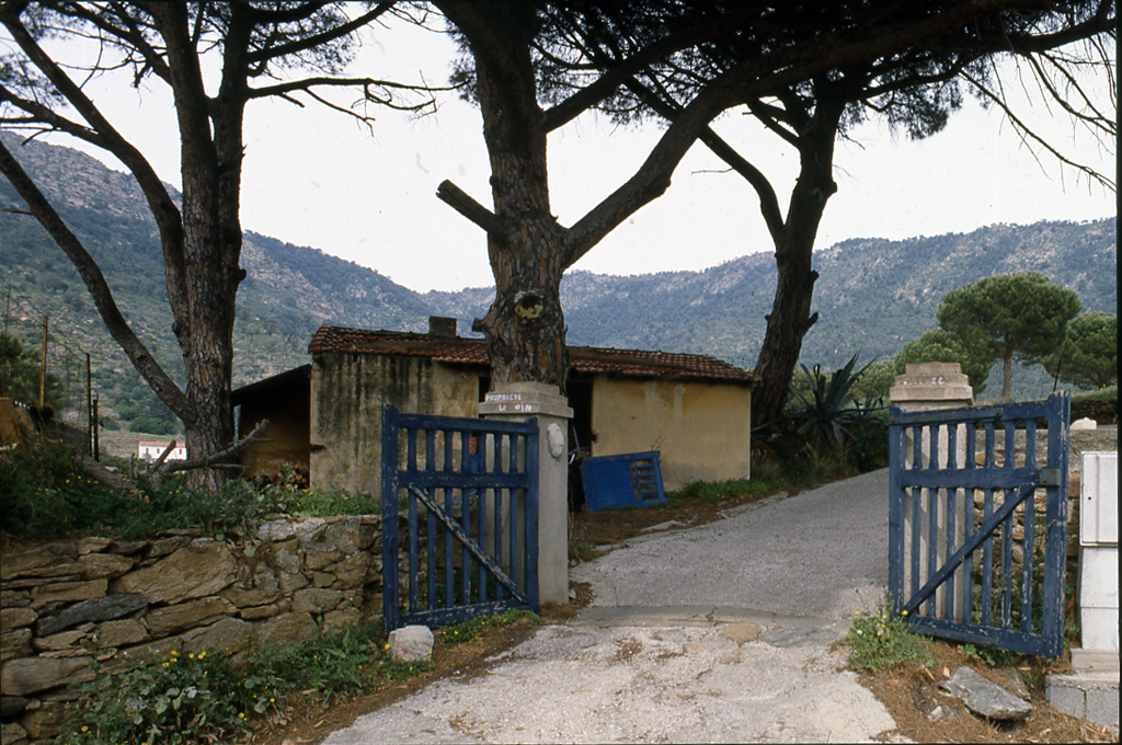 Le portail et le lavoir en second plan.