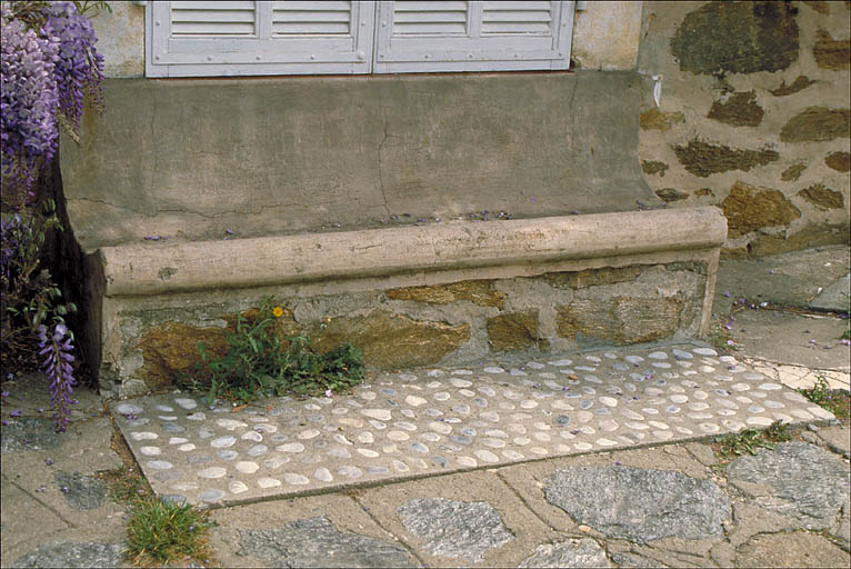 Détail du banc en ciment situé au rez-de-chaussée sur la façade ouest.