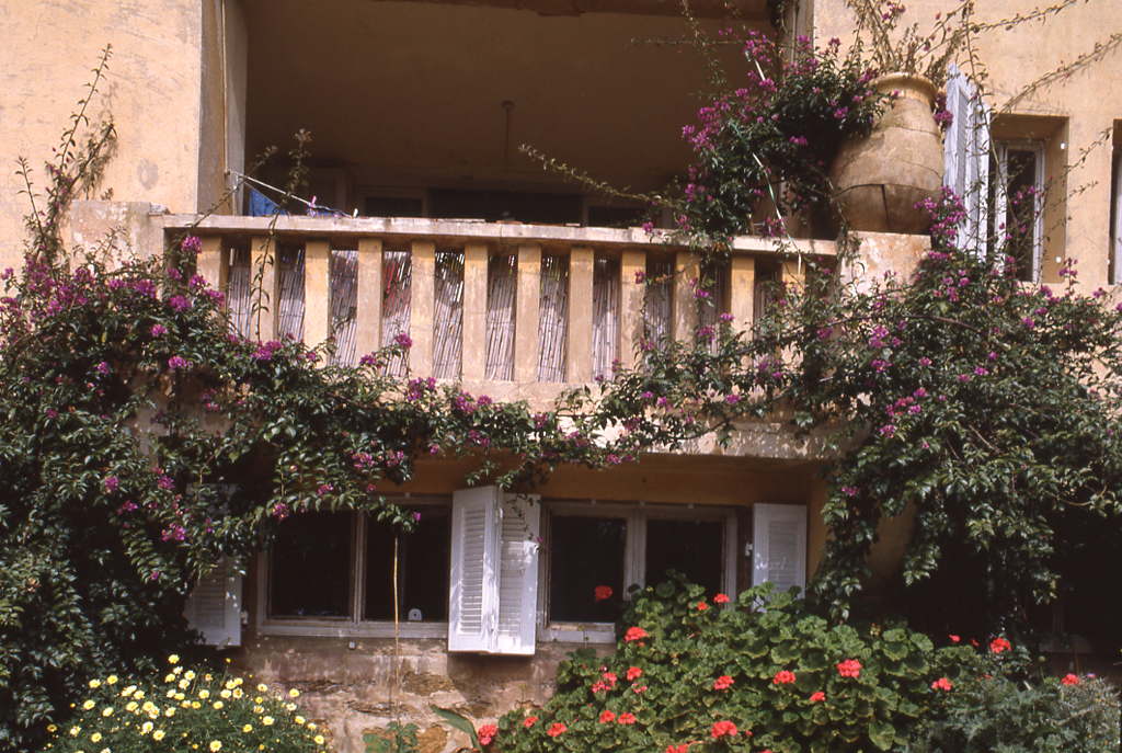 La façade sud. La loggia et les fenêtres de la cuisine à l'étage de soubassement. Détail.