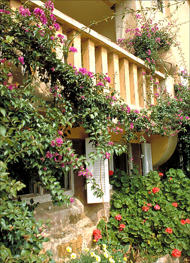 La façade sud. Le corbeau du balcon de la loggia. Détail.