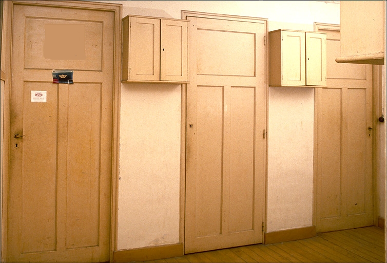 Volume de distribution à l'étage. Les portes donnent accès aux chambres ouvrant sur la façade ouest. Détail.