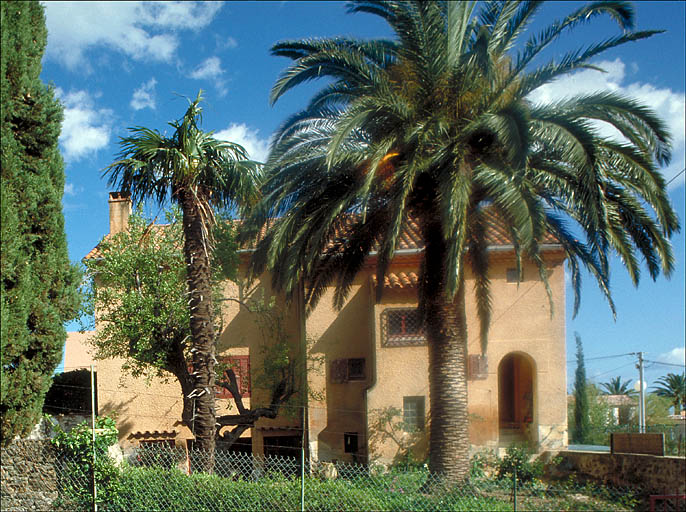 Vue de la façade ouest sur jardin.