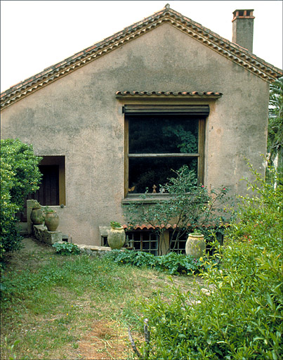 Vue d'ensemble de la façade nord avec la baie éclairant l'atelier.