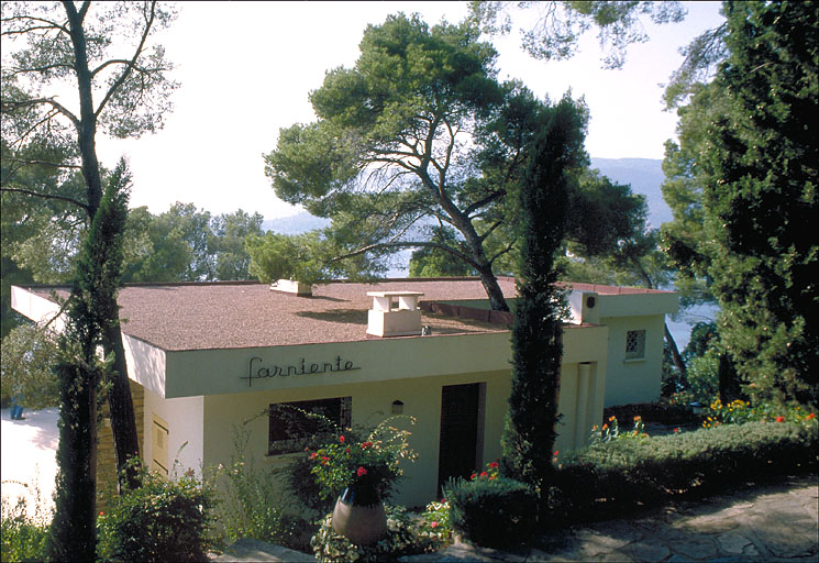La façade à l'ouest vue depuis la route.