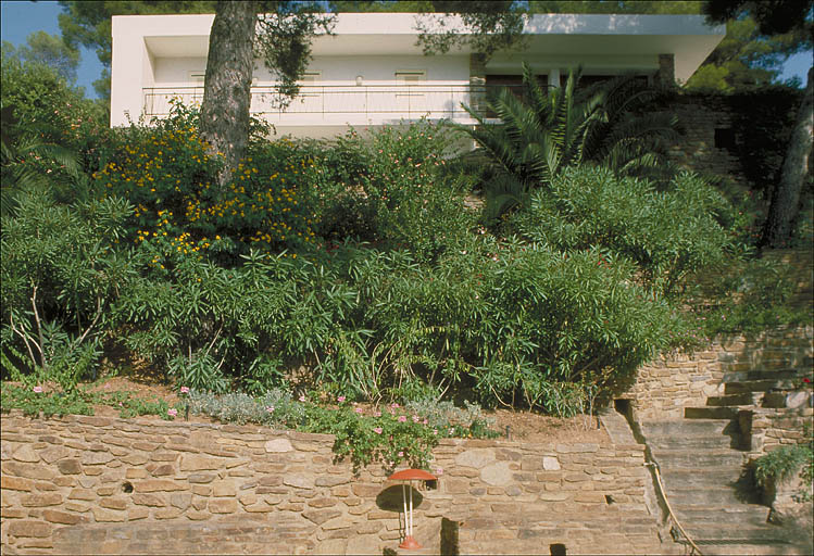 La façade est vue depuis le jardin.