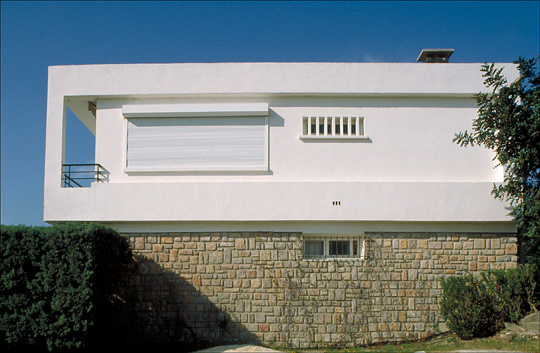 Vue d'ensemble de la façade latérale est.