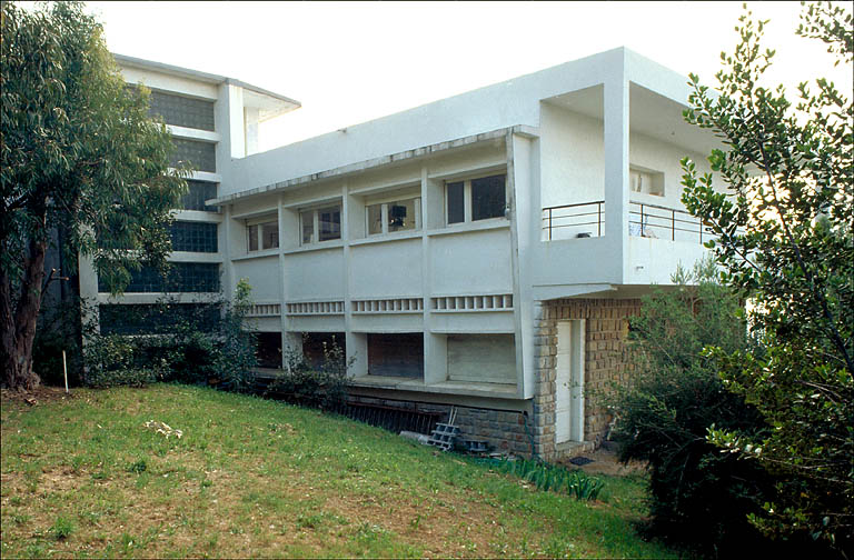 Vue perspective de la façade nord avec cage d'escalier, depuis l'ouest.