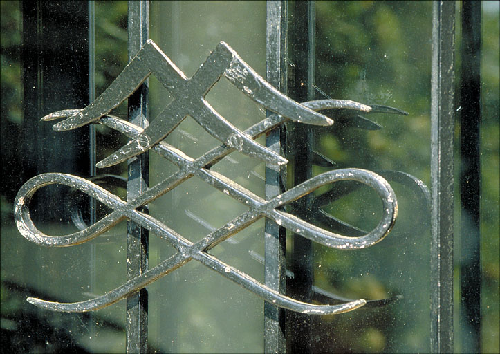 Elément de décor en ferronnerie vissé sur la porte d'entrée.