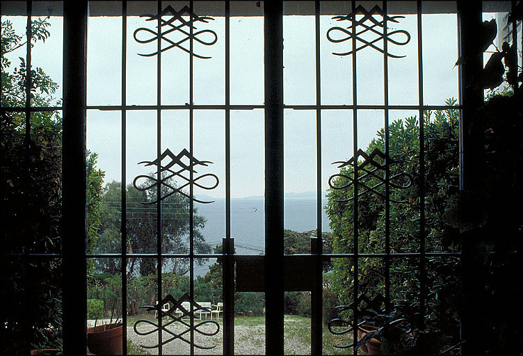 Détail : porte en ferronnerie depuis le vestibule.