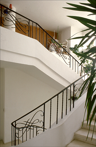 Vue intérieure. L'escalier entre le premier étage et le toit.