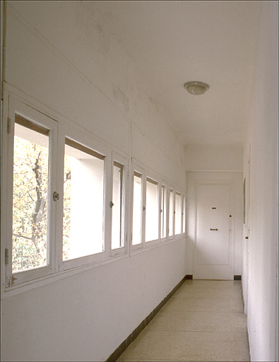 Vue intérieure . Coursière desservant l'aile est, depuis l'escalier.