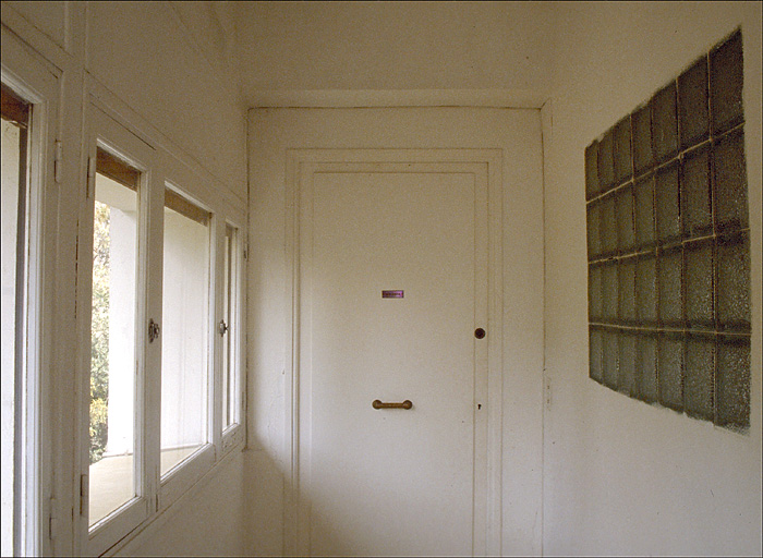 Vue intérieure .Fenêtres en bandes de la coursière desservant l'aile est, depuis l'escalier. Détail.